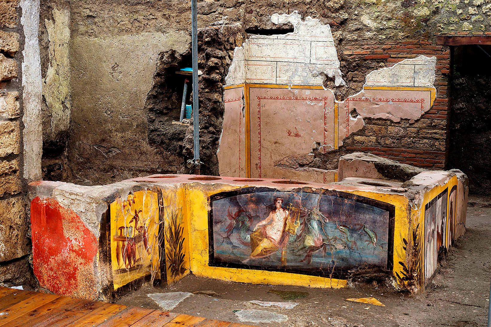 Forláta steinbyggt eldstæði í borginni Pompei. Marglituð freskan hefur varðveist …