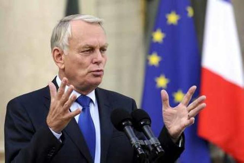 Jean-Marc Ayrault skýrir frá helstu atriðum fjárlagafrumvarpsins svið Elyseehöllu í morgun.