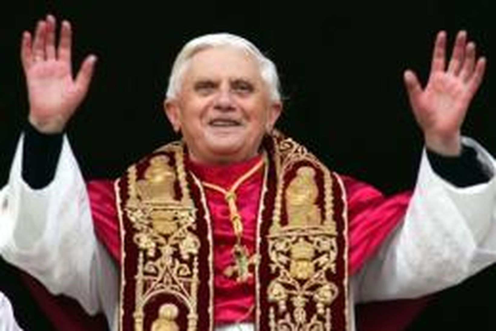 Benedikt XVI páfi á svölum Péturskirkjunnar í dag.