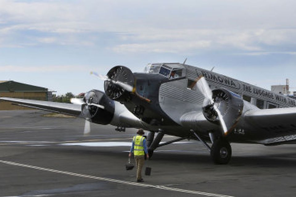 Junker Ju 52 lenti á Reykjavíkurflugvelli nú síðdegis. Vélin er af sömu gerð og einkavél …