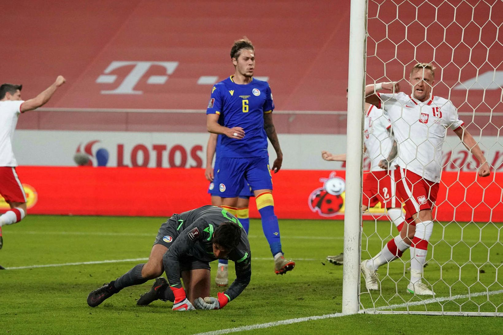 Robert Lewandowski, til vinstri, fagnar öðru marka sinna gegn Andorra …