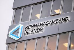 Kennarasamband Íslands hefur samþykkt nýjan kjarasamning við ríkið og sveitarfélög með yfirgnæfandi meirihluta.