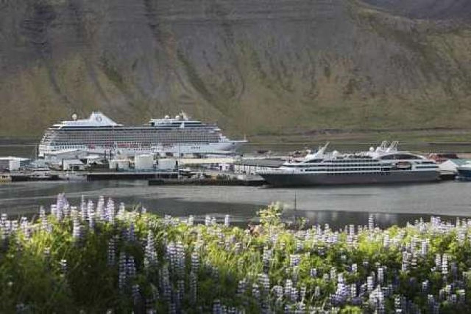 Skemmtiferðaskiptið MV. Marina (stærra skipið fjær) og Le Boreal liggja …