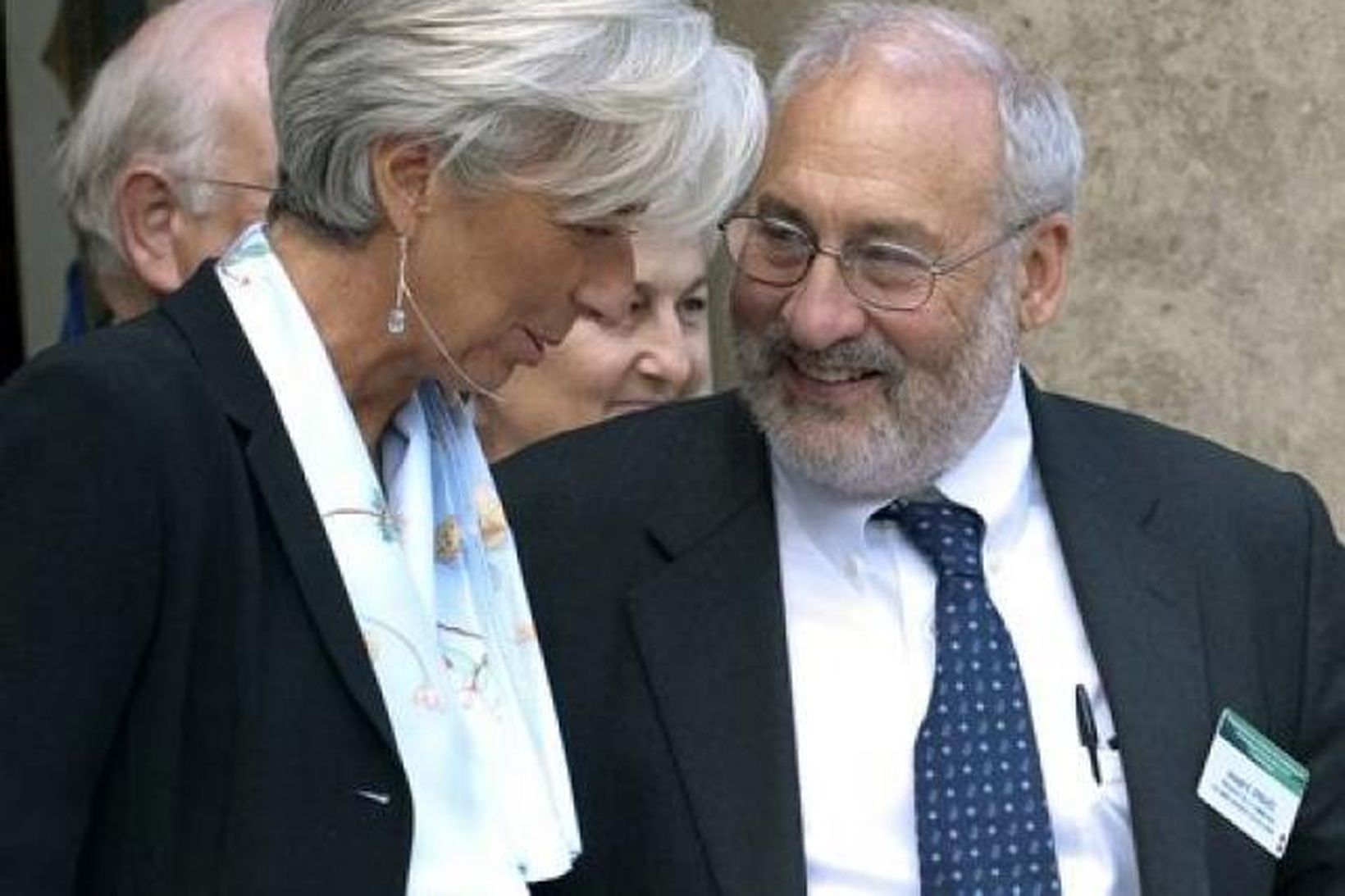 Joseph Stiglitz á tröppum forsetahallarinnar í París í dag ásamt …