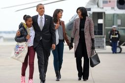 Barack Obama, forseti Bandaríkjanna, ásamt Michelle Obama forsetafrú (lengst til hægri) og dætrunum Mali og …