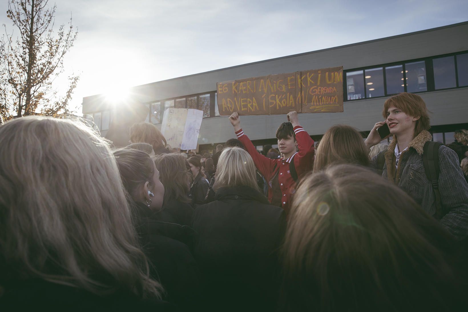 Fréttaljósmynd ársins eftir Heiðu Helgadóttur. Mikill fjöldi menntskælinga mótmælti við …