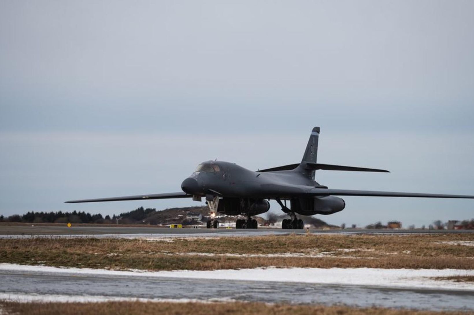 Ein fjögurra B-1B Lancer-sprengjuflugvéla lendir á Ørland-herflugvellinum í Þrændalögum upp …