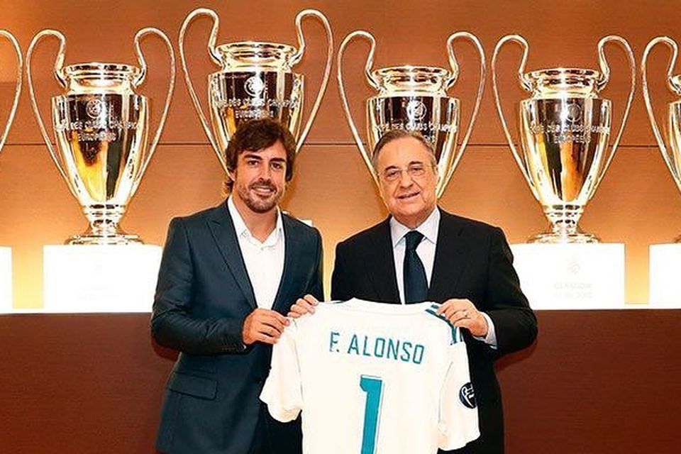 Fernando Alonso ásamt æðsta manni Real Madrid við athöfnina er hann var útnefndur heiðursfélagi liðsins.