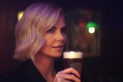 Charlize Theron fer með aðalhlutverkið í nýrri Budweiser-auglýsingu.