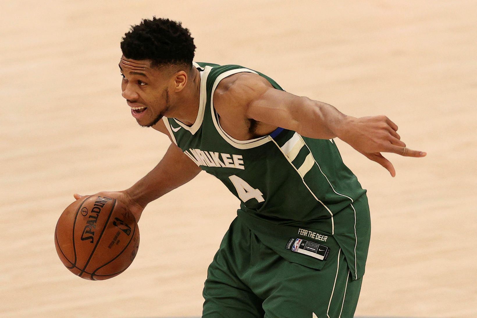 Giannis Antetokounmpo lék vel í nótt.