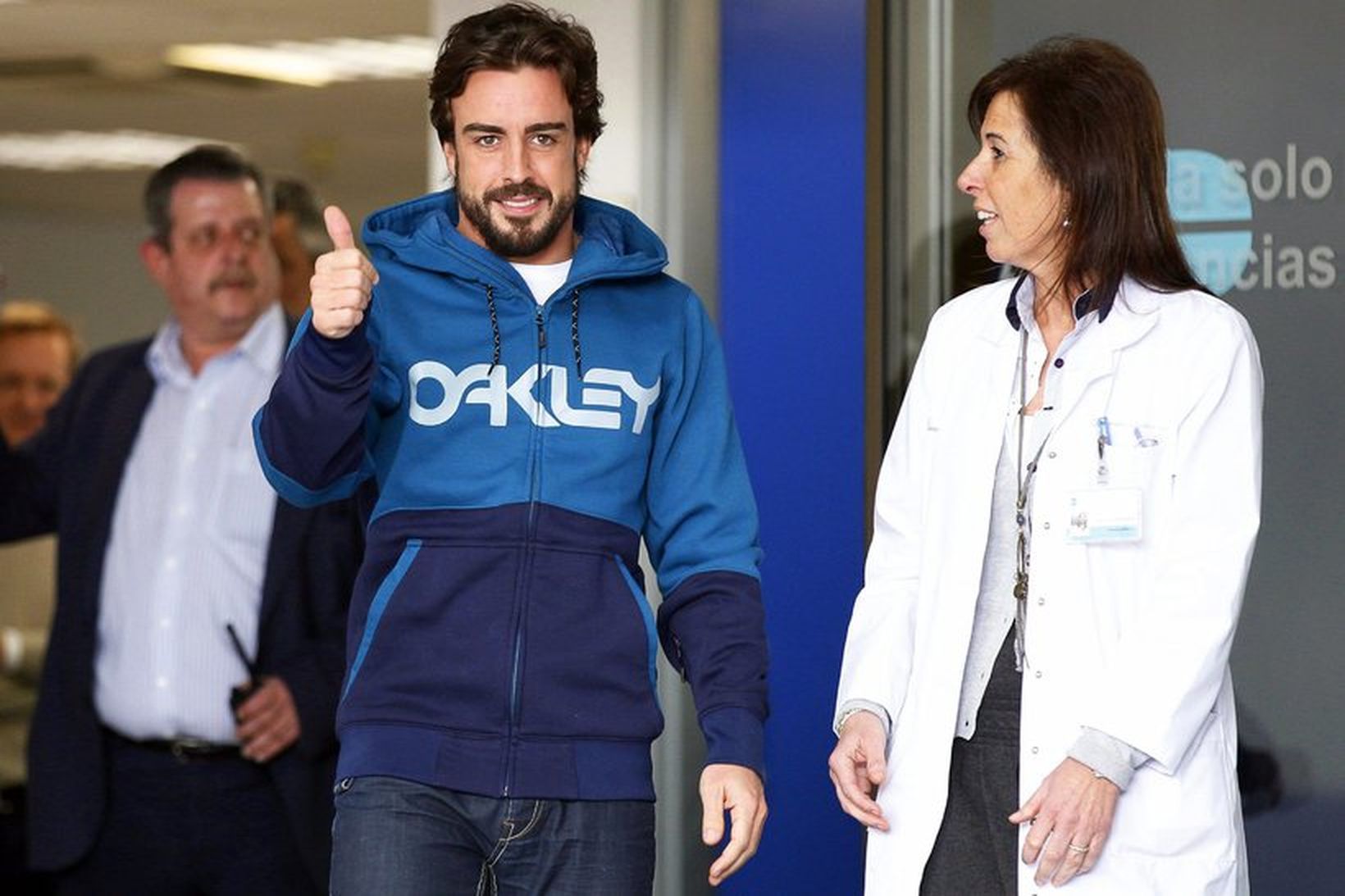 Fernando Alonso kveður lækna og starfsfólk spítalans í Barcelona.