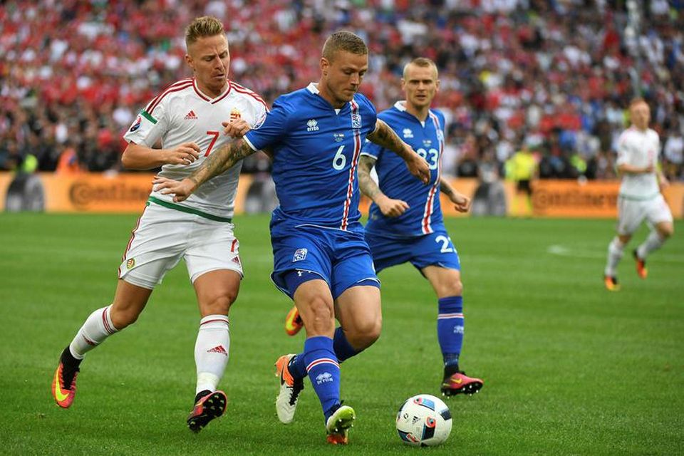 Ragnar Sigurðsson í baráttunni gegn Ungverjum í Marseille í dag. Ari Freyr Skúlason fylgist með.