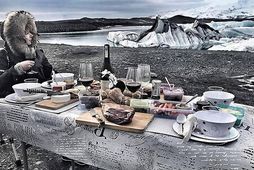 Axel Óskarsson sér um matinn í ferðum með útlendinga við Jökulsárlón.