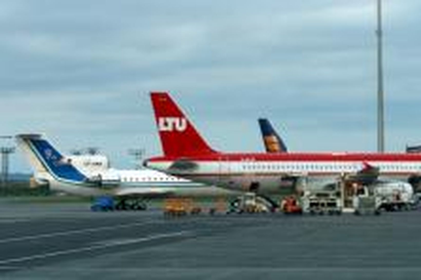 Þotur á Keflavíkurflugvelli, þar á meðal frá LTU og Icelandair.