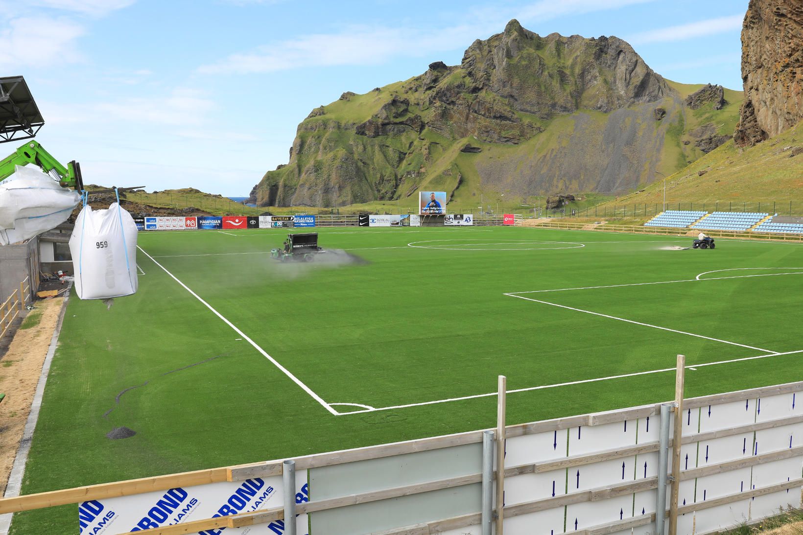 Gúmmíkurlið var sett á Hásteinsvöll í dag.