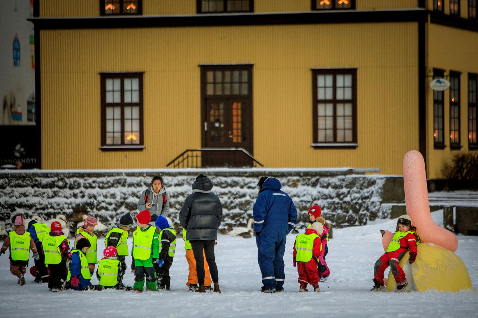 Rúmlega helmingur starfsfólks leikskóla er ófaglært og yfir fimmtugu.