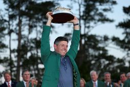 Rory McIlroy fagnar langþráðum sigri á Mastersmótinu í gærkvöldi.