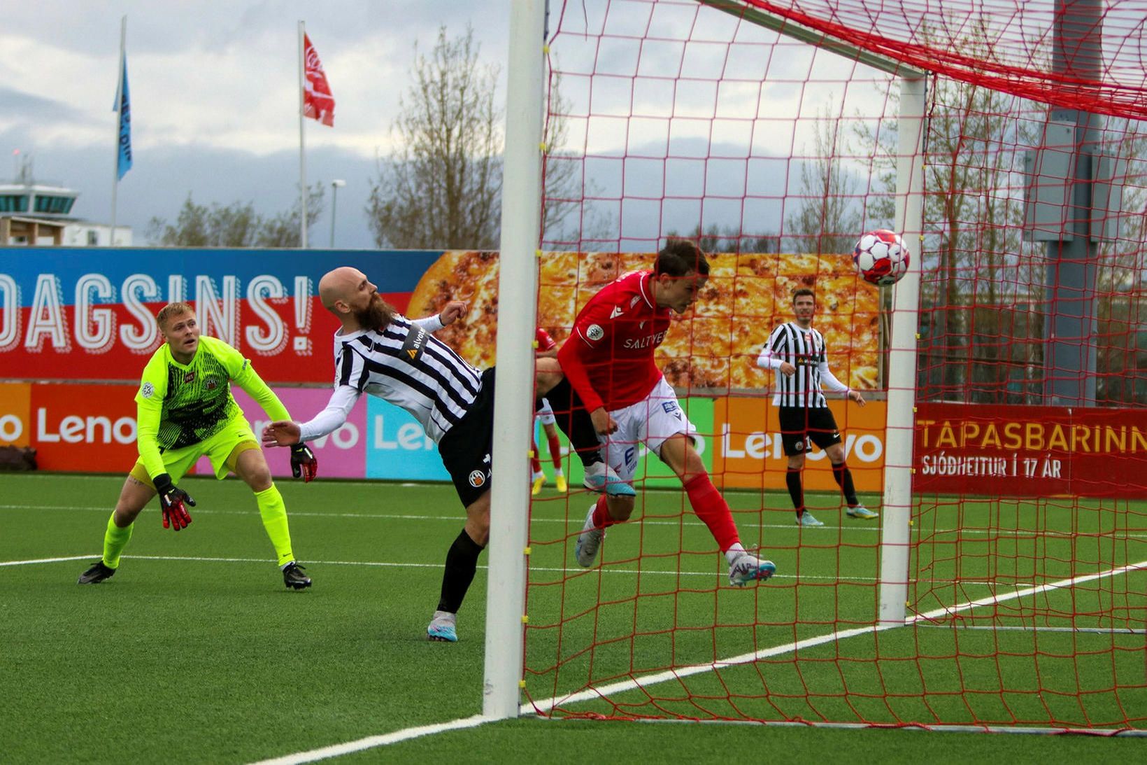 Guðmundur Andri Tryggvason kemur Val í 2:0.