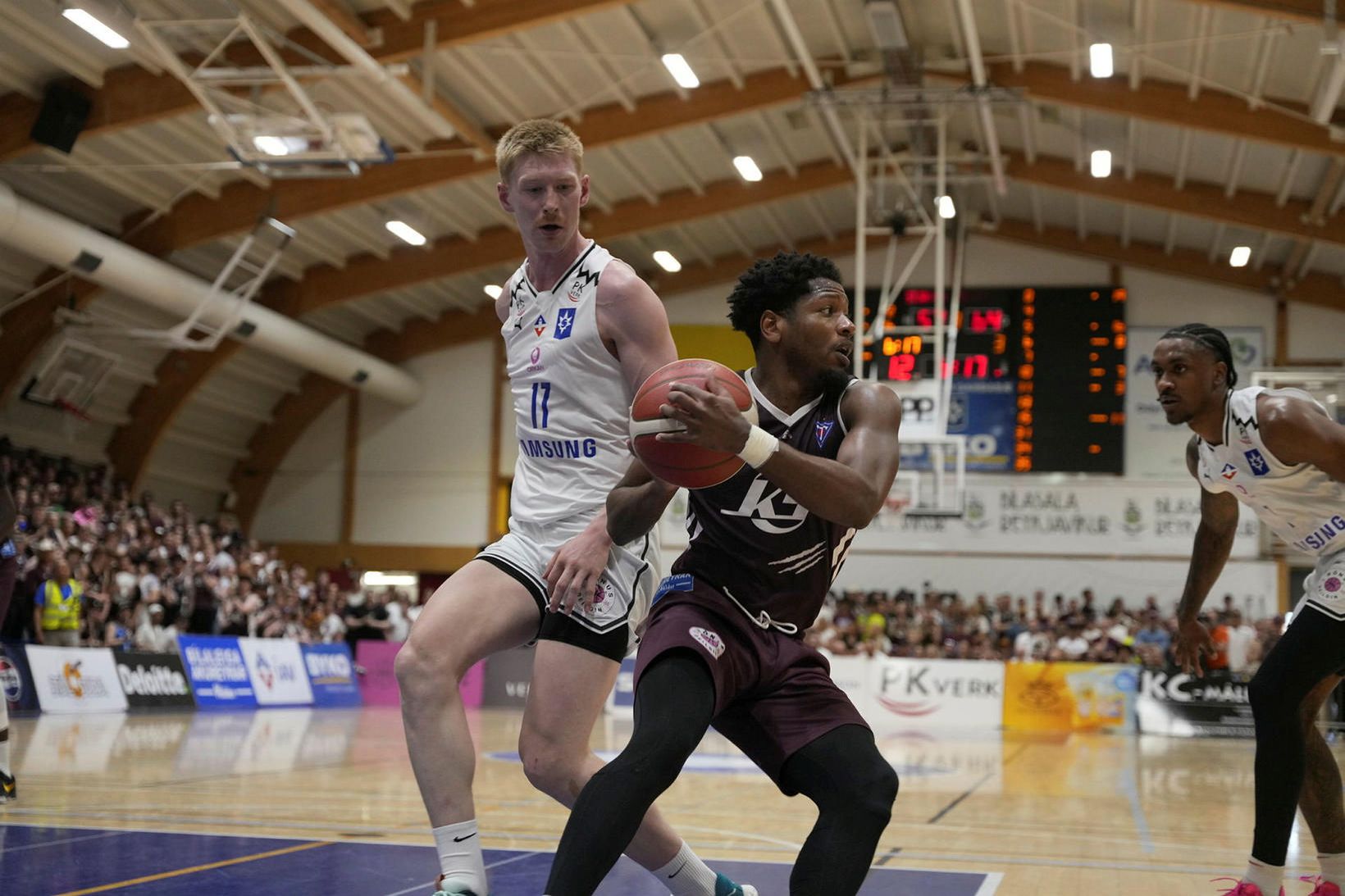 Bjarni Guðmann Jónsson og Dedrick Basile eigast við í kvöld.