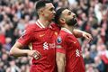 Óstöðvandi Trent Alexander-Arnold og Mohamed Salah fagna marki þess síðarnefnda gegn Southampton á Anfield í Liverpool á laugardaginn.