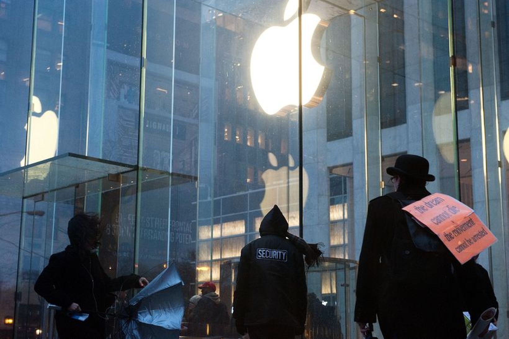 Fjölmennt var fyrir utan verslun Apple í New York í …