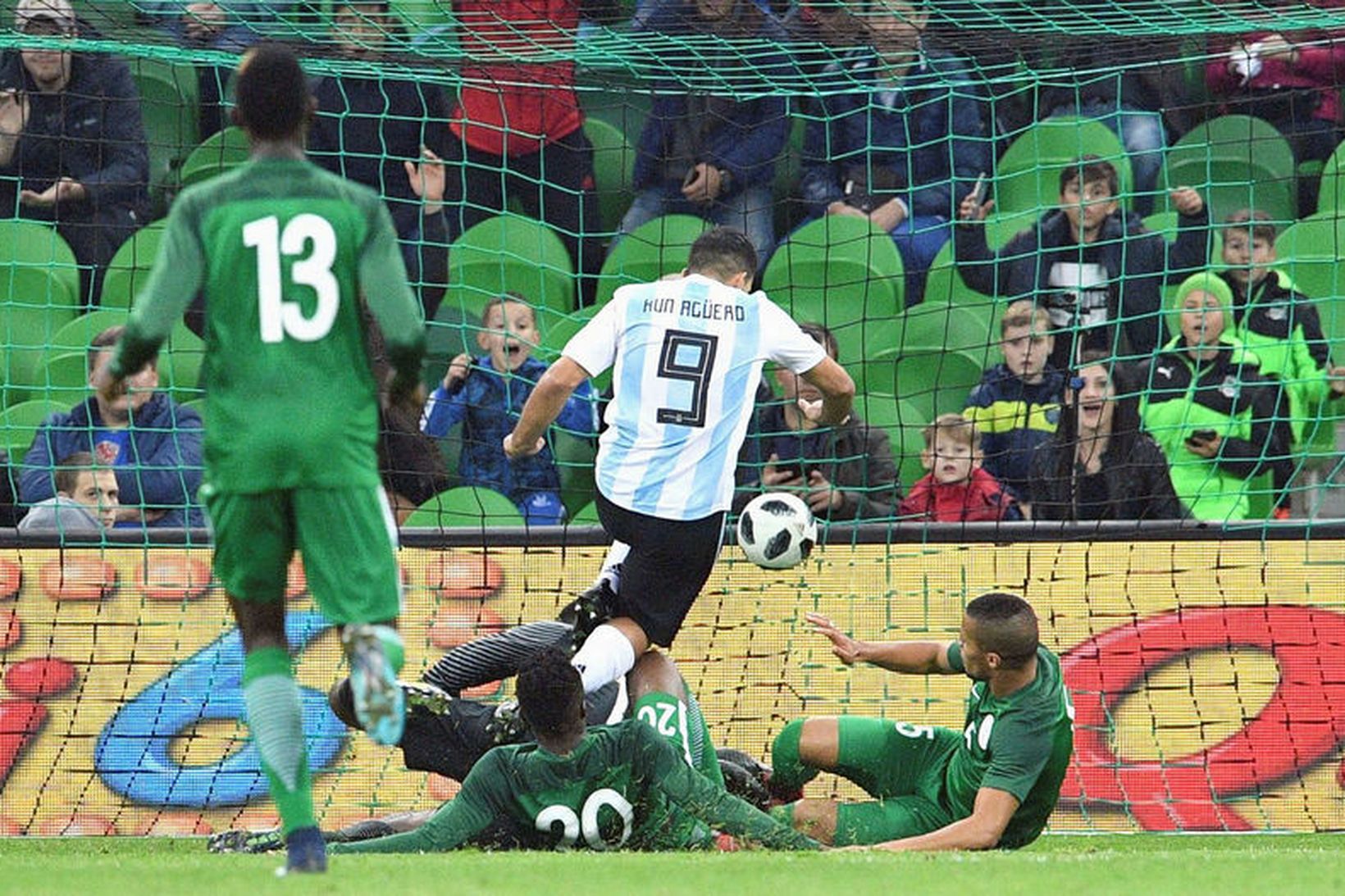Sergio Agüero skorar fyrir Argentínu í leik liðsins gegn Nígeríu. …