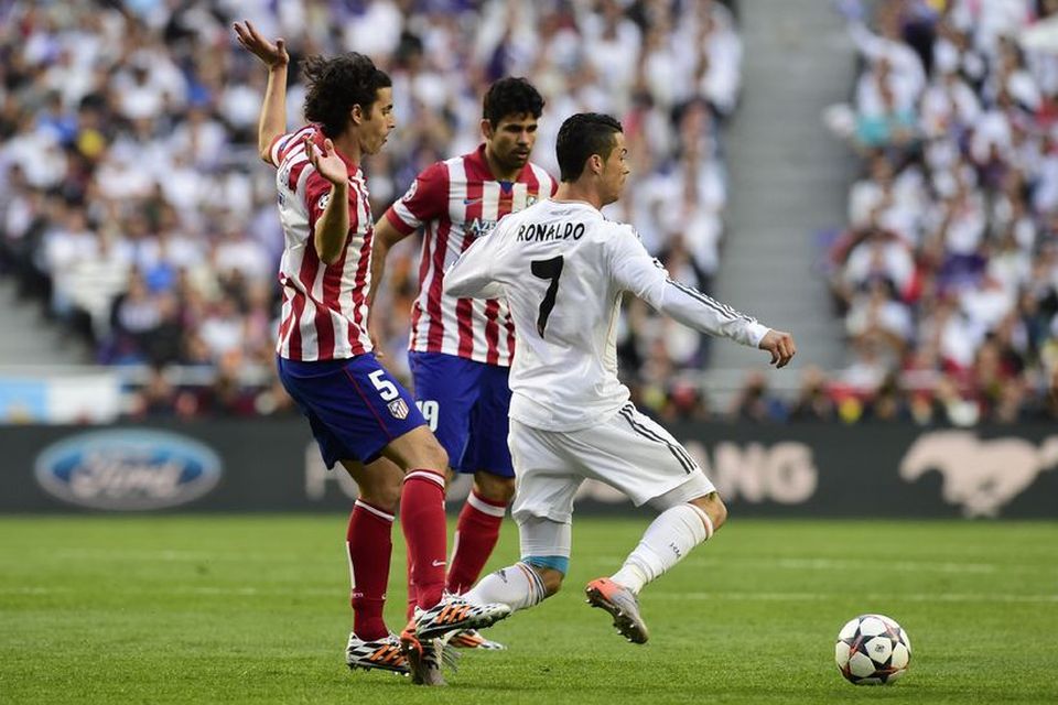 Cristiano Ronaldo í baráttunni í Lissabon í kvöld.