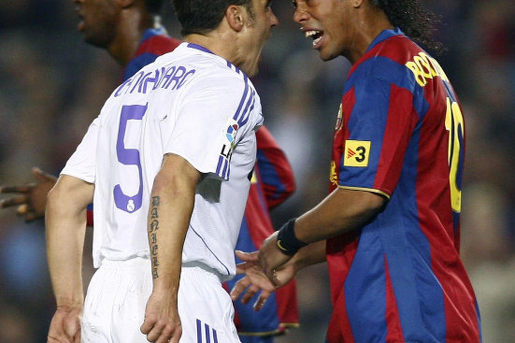 Ronaldinho og Fabio Cannavaro skiptast á orðum í leik Barcelona …