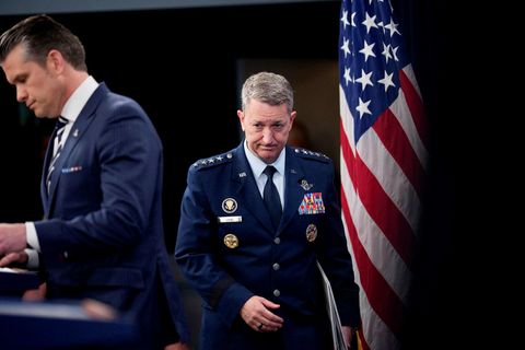 Hegseth og Caine fóru yfir árásina á blaðamannafundi.