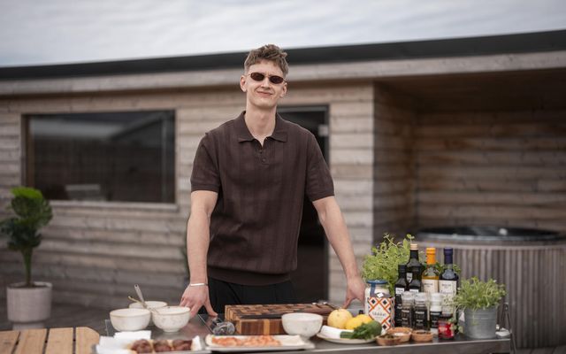 Wiktor Pálsson landsliðskokkur og kokkur á veitingastaðnum Lólu bauð upp á grillspjót þar sem haf …