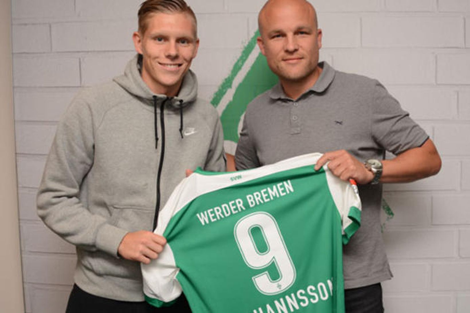 Aron Jóhannsson með treyju Werder Bremen.