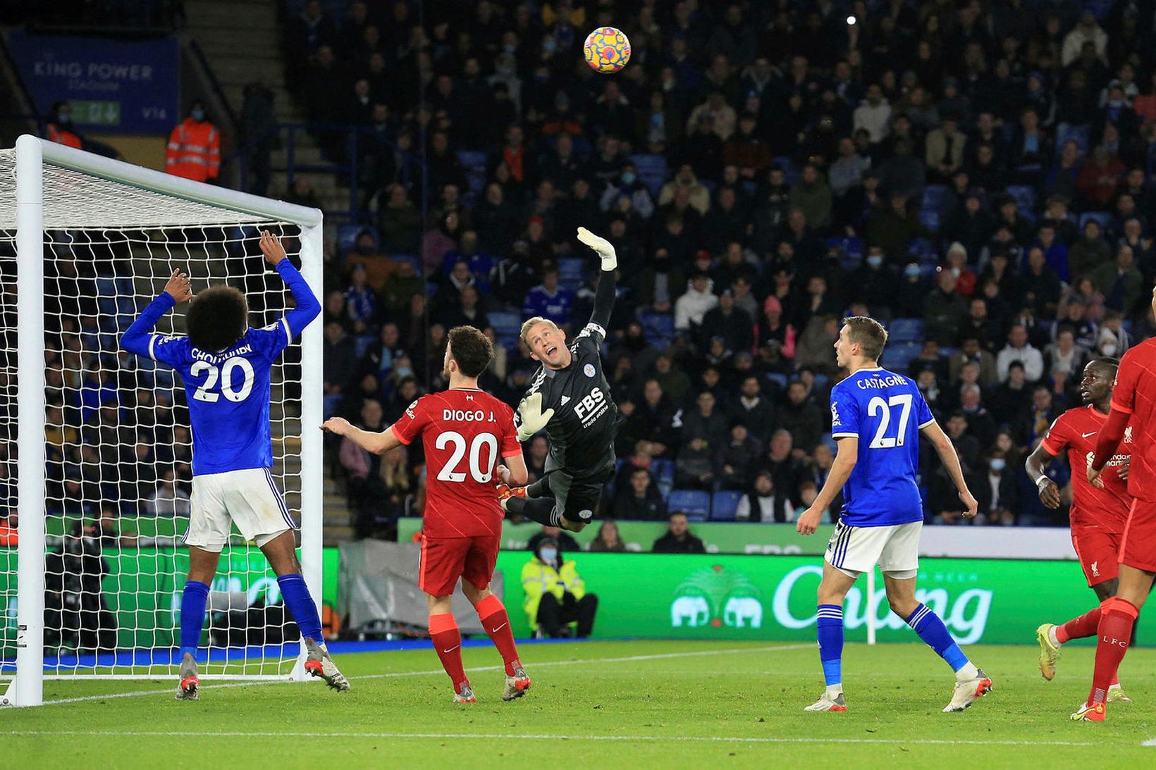 Kasper Schmeichel ver í leiknum gegn Liverpool í kvöld.