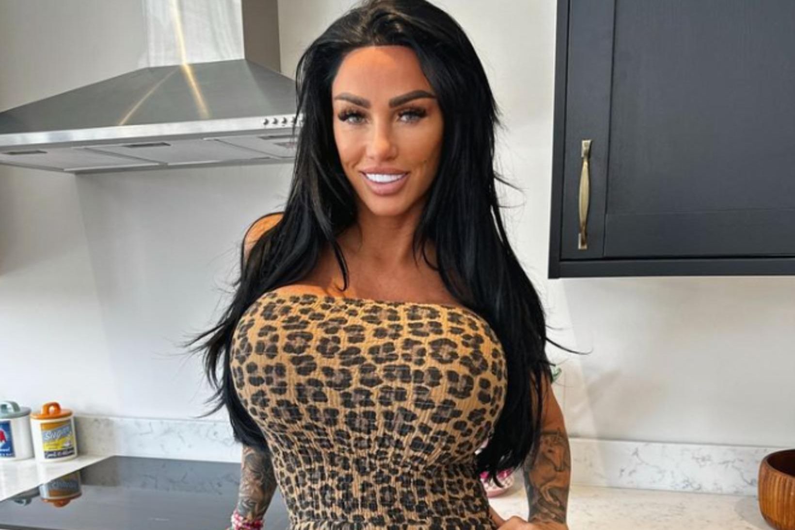 Katie Price er með stór brjóst.