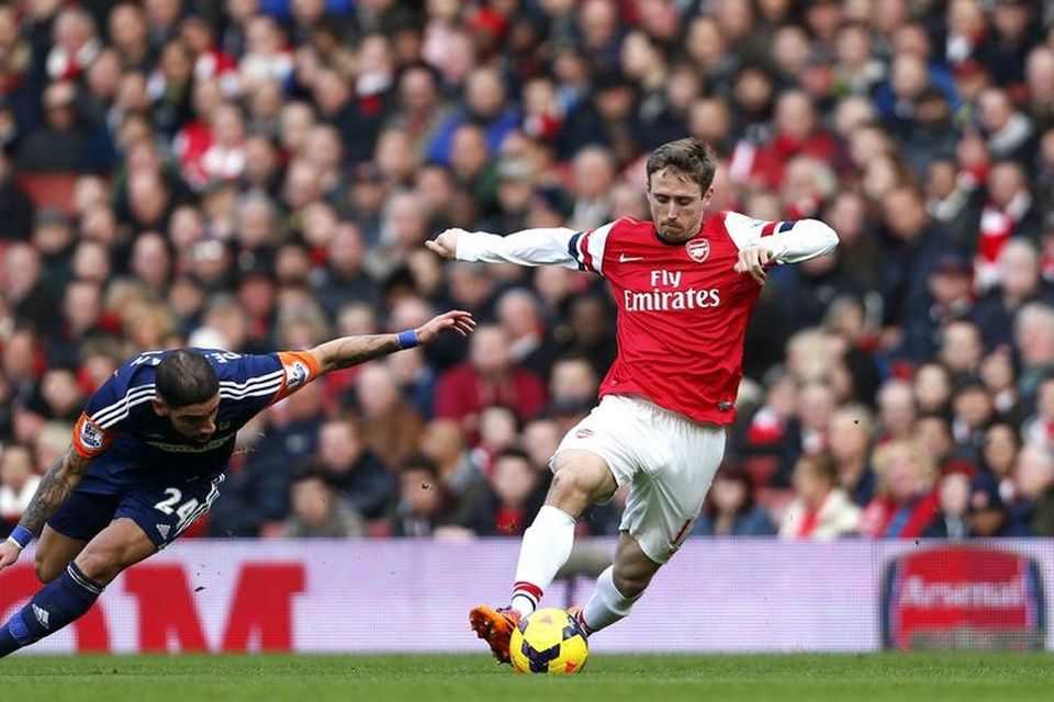 Nacho Monreal bakvörður Arsenal með boltann í leiknum í dag en Ashkan Dejaga, íranski miðjumaðurinn …