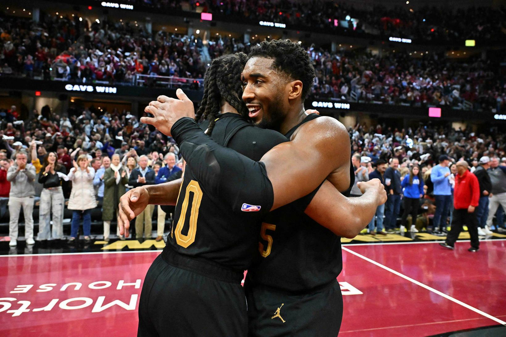 Aðalstjörnur Cleveland-liðsins, Darius Garland og Donovan Mitchell faðmast.