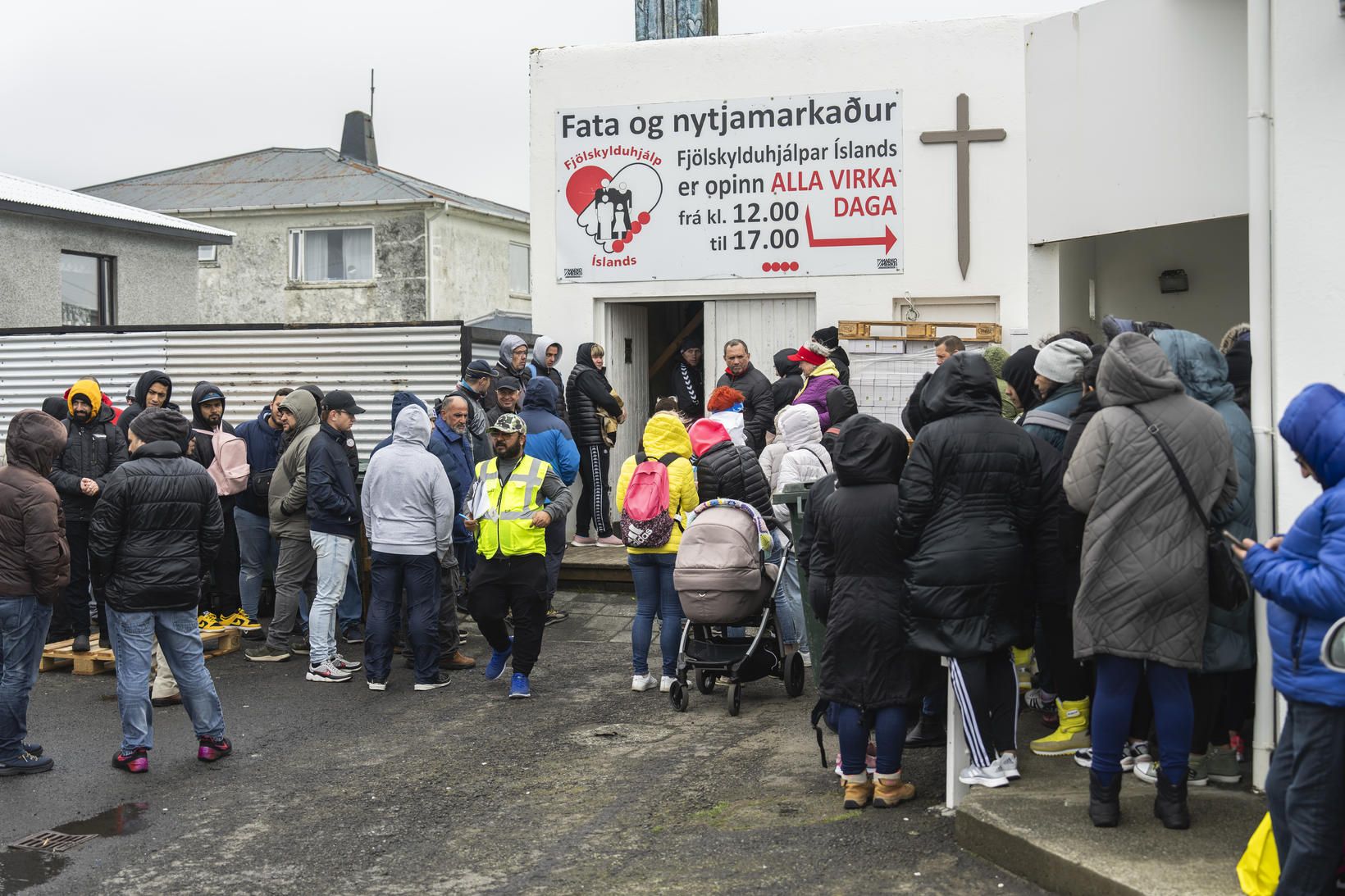 Tugir manns bíða í rokinu eftir því að fá matarúthlutun …