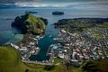 Rafstrengir Flutningaskip með rafstrengina lagðist að bryggju í Eyjum í gær. Þeir bíða nú þess að verða lagðir.
