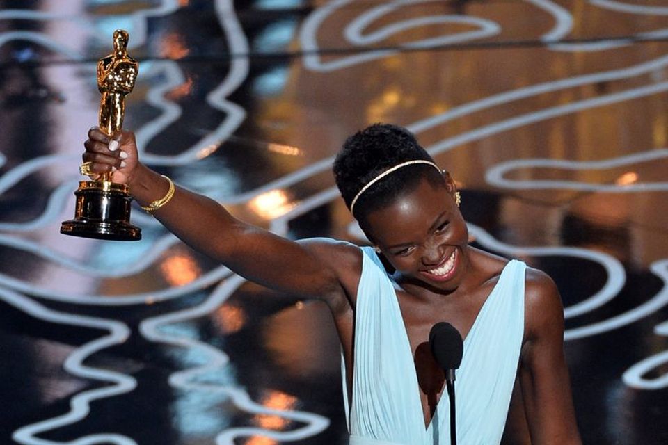 Ánægð með styttuna Lupita Nyong'o á Óskarsverðlaunahátíðinni