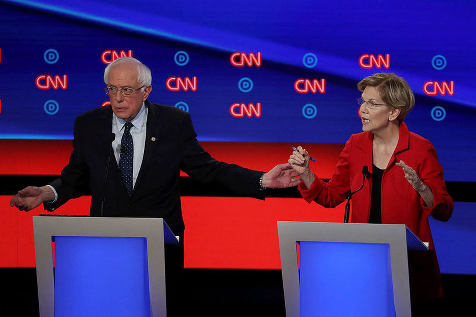 Bernie Sanders og Elizabeth Warren meðan á kappræðunum stóð.