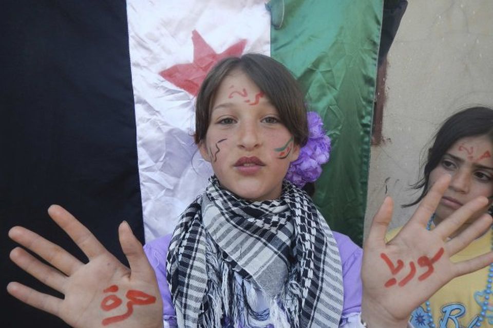 Frá mótmælum gegn forseta landsins, Bashar Al-Assad, í Kafranbel, skammt frá borginni Idlib í dag.