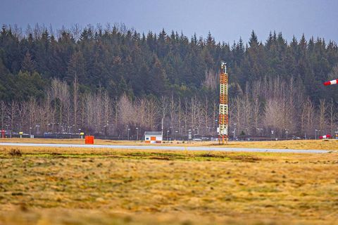 Vinna er hafin við trjáfellingar í Öskjuhlíð til að hægt verði að opna flugbrautina að …