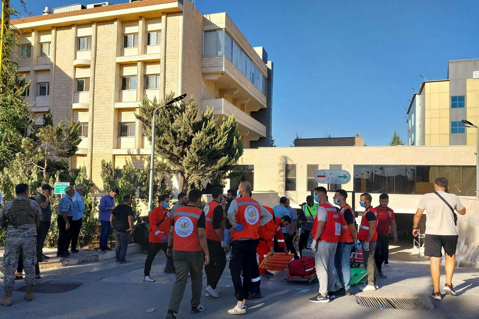 Fólk safnaðist saman fyrir utan sjúkrahús í borginni Baalbeck í …