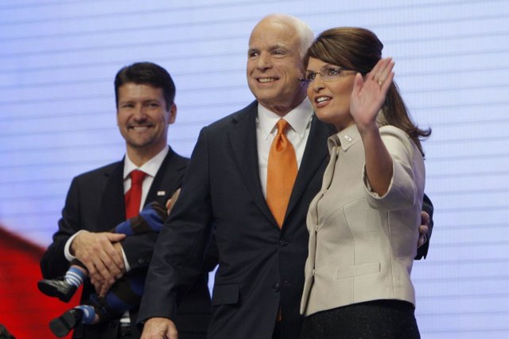 John McCain sést hér standa við hlið Söruh Palin á …