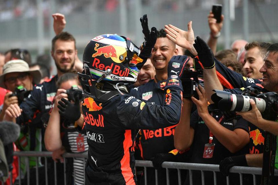 Daniel Ricciardo fagnar þriðja sætinu með liðsfélögum sínum.