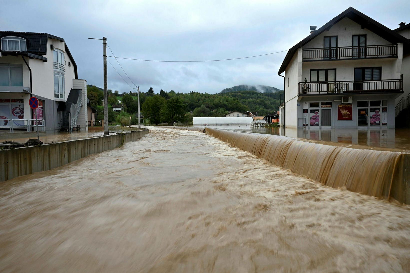 Flóð í bænum Kiseljak, um 20 km vestur af Sarajevo, …