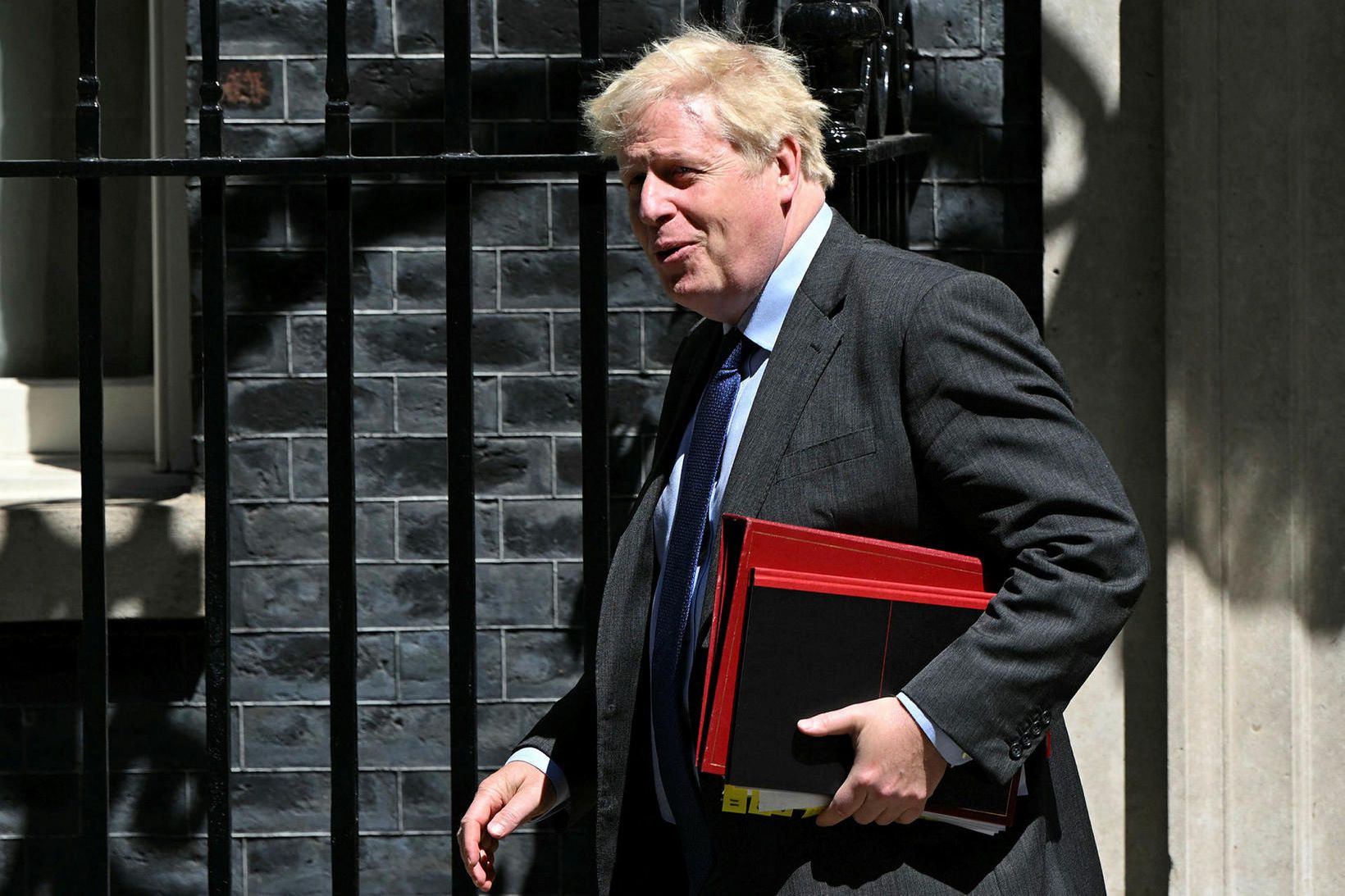 Boris Johnson, forsætisráðherra Bretlands, fyrir utan Downingstræti 10.