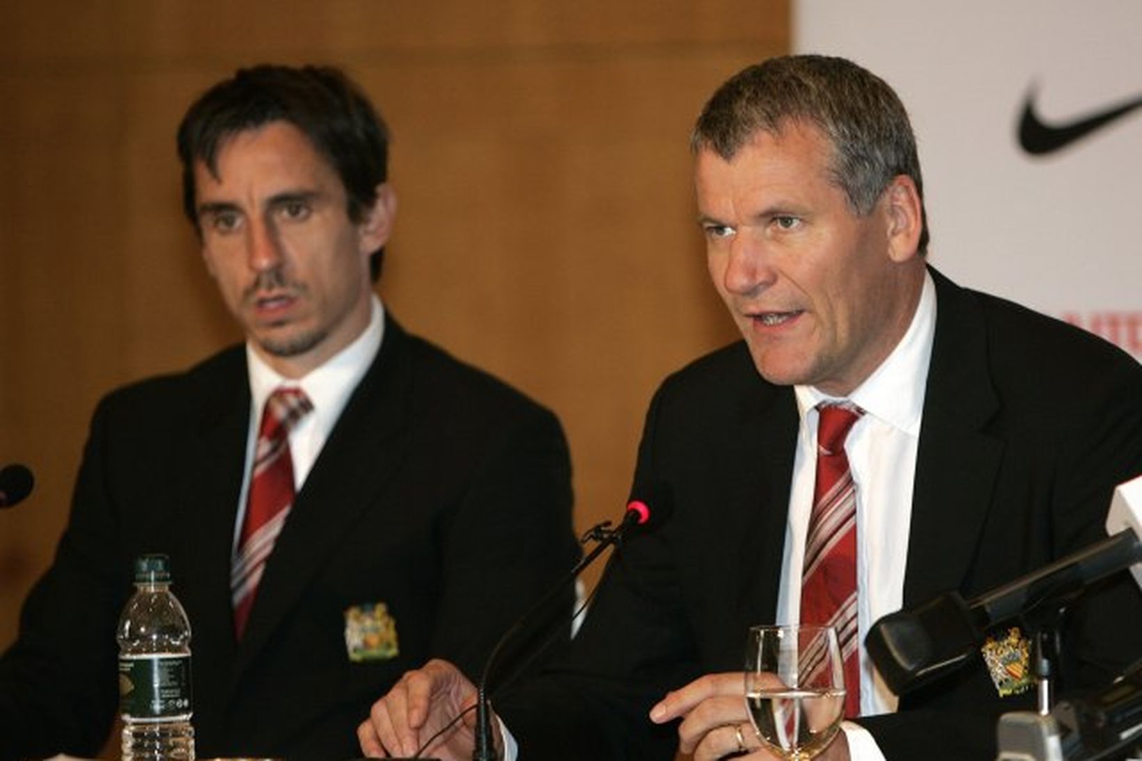 David Gill ásamt Gary Neville á blaðamannafundi.