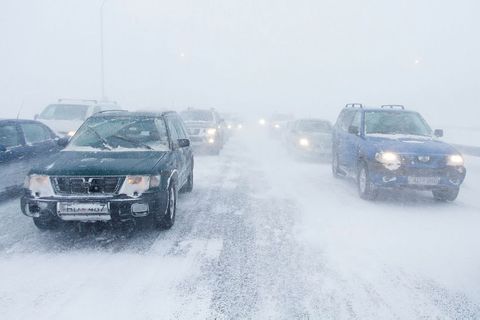 Umferð gekk illa á Vesturlandsveginum í gærmorgun.