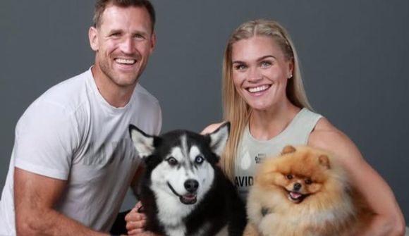 Katrín Tanja syrgir hundinn Theo