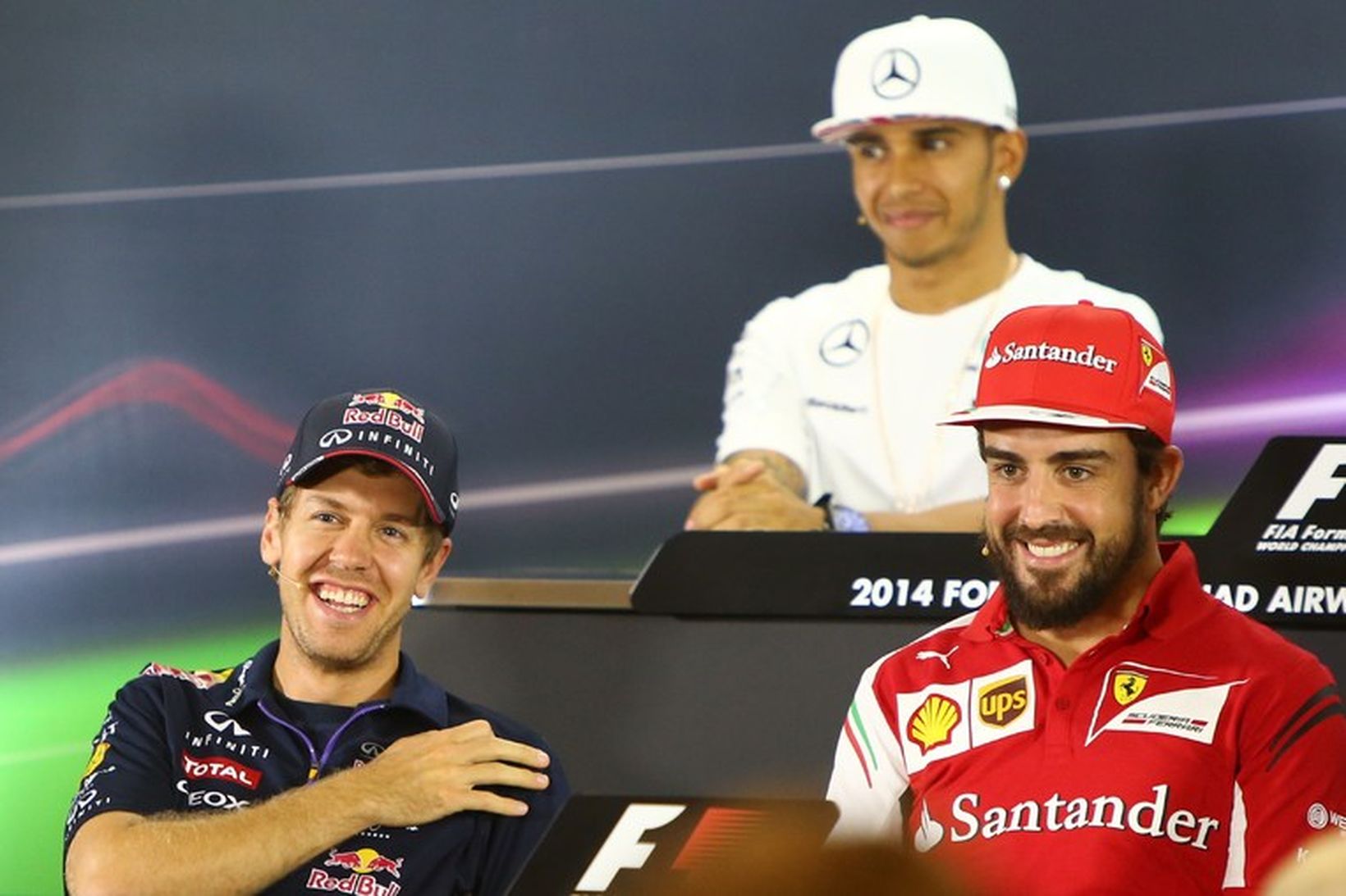 Sebastian Vettel (l.t.v.) og Alonso gantast á blaðamannafundi í Abu …